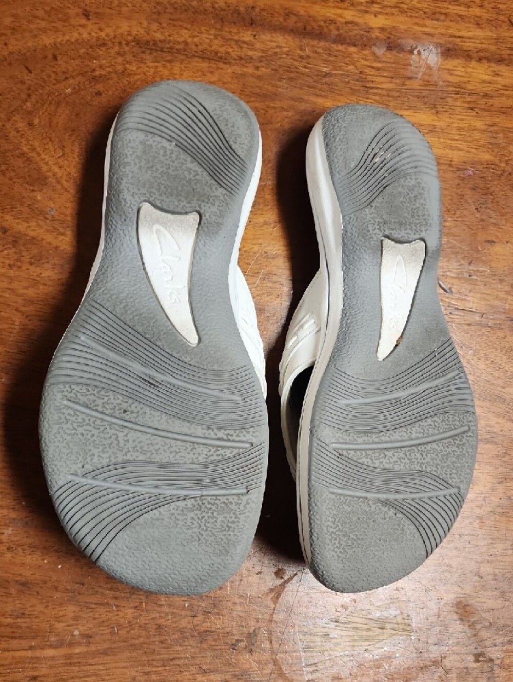 Clarks Women's White Floral Cloudsteppers Flip Sandals - Picture 3 of 3
